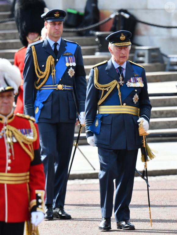 Le prince William, prince de Galles, Le roi Charles III d'Angleterre - Procession cérémonielle du cercueil de la reine Elisabeth II du palais de Buckingham à Westminster Hall à Londres, où les Britanniques et les touristes du monde entier pourront lui rendre hommage jusqu'à ses obsèques prévues le 19 septembre 2022. Le 14 septembre 2022. 
