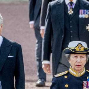 Le roi Charles III d'Angleterre, la princesse Anne, le prince William, prince de Galles, le prince Harry, duc de Sussex, le prince Edward, comte de Wessex, Peter Phillips et le prince Andrew, duc d'York - Procession cérémonielle du cercueil de la reine Elisabeth II du palais de Buckingham à Westminster Hall à Londres, où les Britanniques et les touristes du monde entier pourront lui rendre hommage jusqu'à ses obsèques prévues le 19 septembre 2022. Le 14 septembre 2022. 