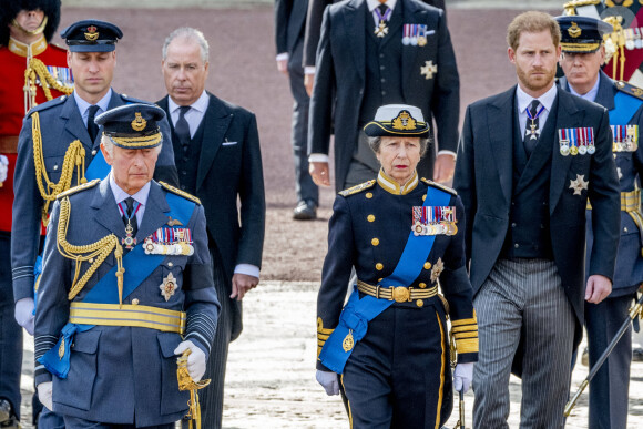 Le roi Charles III d'Angleterre, la princesse Anne, le prince William, prince de Galles, le prince Harry, duc de Sussex, le prince Edward, comte de Wessex, Peter Phillips et le prince Andrew, duc d'York - Procession cérémonielle du cercueil de la reine Elisabeth II du palais de Buckingham à Westminster Hall à Londres, où les Britanniques et les touristes du monde entier pourront lui rendre hommage jusqu'à ses obsèques prévues le 19 septembre 2022. Le 14 septembre 2022. 