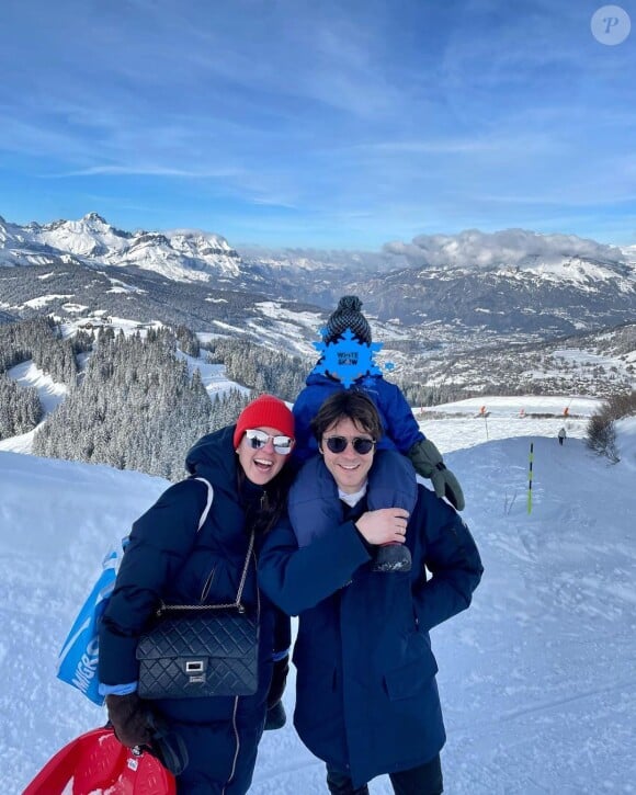 Anouchka Delon au ski avec son compagnon Julien Dereims et leur fils Lino, né le 15 février 2020