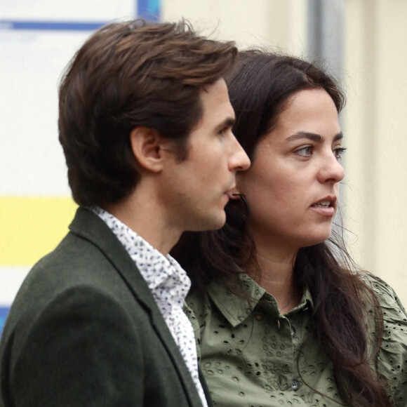Julien Dereims et sa femme Anouchka Delon - Arrivées à la messe à l'intention de Pierre Cornette de Saint-Cyr en l'église Saint-Germain-des-Près à Paris. Le 12 septembre 2023