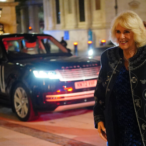 Avec un manteau emprunté au roi Charles ! 
Reine Camilla - Rifles Awards Dinner, City de Londres, 30 novembre 2023