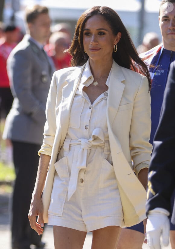 Meghan Markle, duchesse de Sussex, marche avec des membres de l'équipe britannique et du personnel de service avant l'épreuve de cyclisme lors des Jeux Invictus à Düsseldorf, le 15 septembre 2023. 