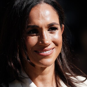 Meghan Markle, duchesse de Sussex, marche avec des membres de l'équipe britannique et du personnel de service avant l'épreuve de cyclisme lors des Jeux Invictus à Düsseldorf, le 15 septembre 2023. 