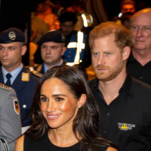 Le prince Harry, duc de Sussex et Meghan Markle, duchesse de Sussex, participent à une remise de médailles lors des Invictus Games 2023 (Day 4) à Dusseldorf, le 13 septembre 2023. 