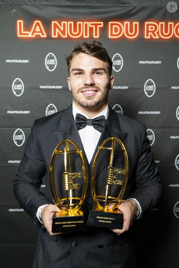 "Antoine Dupont, on le voit dans les magazines, on le voit partout !", ajoute Mourad Boudjellal
 
Antoine Dupont - Soirée de la 19ème édition de la Nuit du Rugby à l'Olympia, Paris le 20 novembre 2023.La Nuit du rugby est une cérémonie organisée chaque année depuis 2004 sous l'égide de la Ligue nationale de rugby en collaboration avec Provale et TECH XV, pour récompenser les acteurs du rugby professionnel français qui se sont distingués lors des championnats de France de rugby Top 14 et Pro D2. © Pierre Perusseau/Bestimage