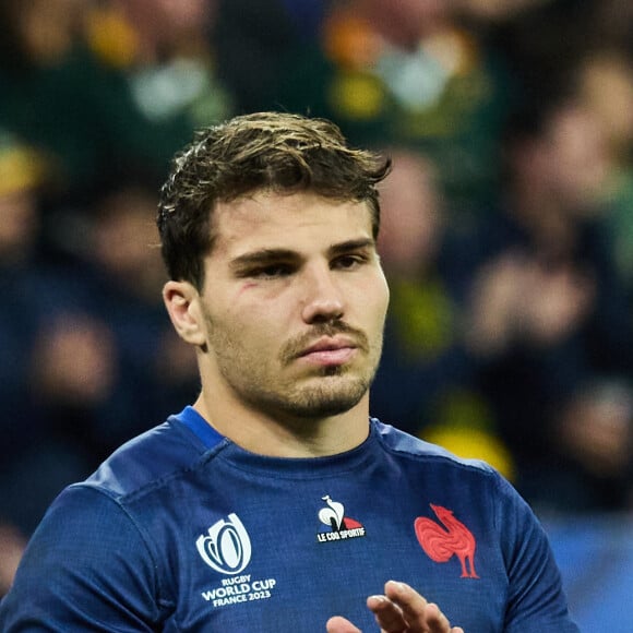 "Je trouve qu'Antoine Dupont, depuis qu'il a été médiatisé (...) ce n'est plus le vrai Antoine Dupont", lance Mourad Boudjellal
 
Antoine Dupont - Coupe du Monde de Rugby France 2023 - Match de quart de finale "France-Afrique du Sud (28-29)" au Stade de France à Saint-Denis le 15 octobre 2023. © © Moreau-Jacovides/Bestimage