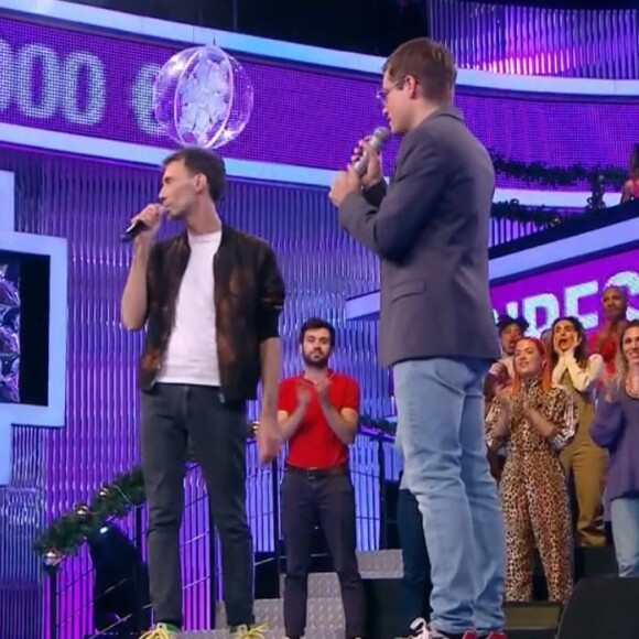 Laurens éliminé de "N'oubliez pas les paroles" par Frédéric sur France 2 après 58 victoires et 457 000 euros de gains.