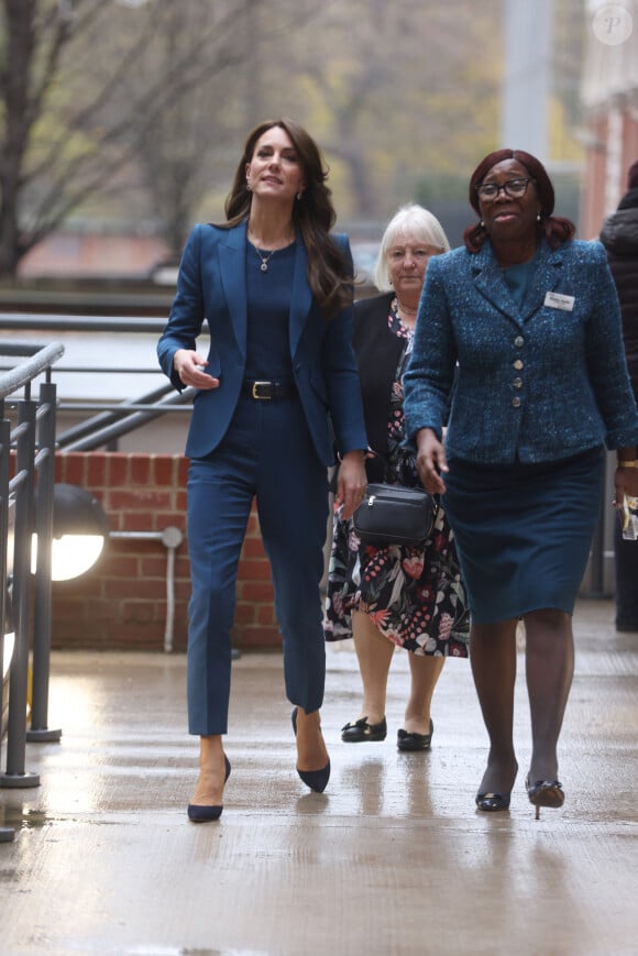 Kate avait opté pour un ensemble de costume bleu électrique dont la veste était signée Alexander McQueen
Catherine (Kate) Middleton, princesse de Galles, inaugure la nouvelle unité de chirurgie de jour pour enfants "Evelina" à l'hôpital Guy's et St Thomas de Londres, Royaume Uni, le 5 décembre 2023. 