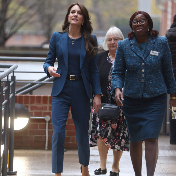 Kate avait opté pour un ensemble de costume bleu électrique dont la veste était signée Alexander McQueen
Catherine (Kate) Middleton, princesse de Galles, inaugure la nouvelle unité de chirurgie de jour pour enfants "Evelina" à l'hôpital Guy's et St Thomas de Londres, Royaume Uni, le 5 décembre 2023. 