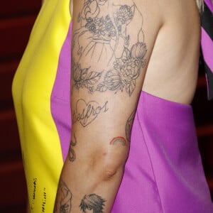 Louane Emera, ses tatouages lors de la 23ème édition des NRJ Music Awards 2021 au Palais des Festivals de Cannes, le 20 novembre 2021. © Christophe Aubert via Bestimage 