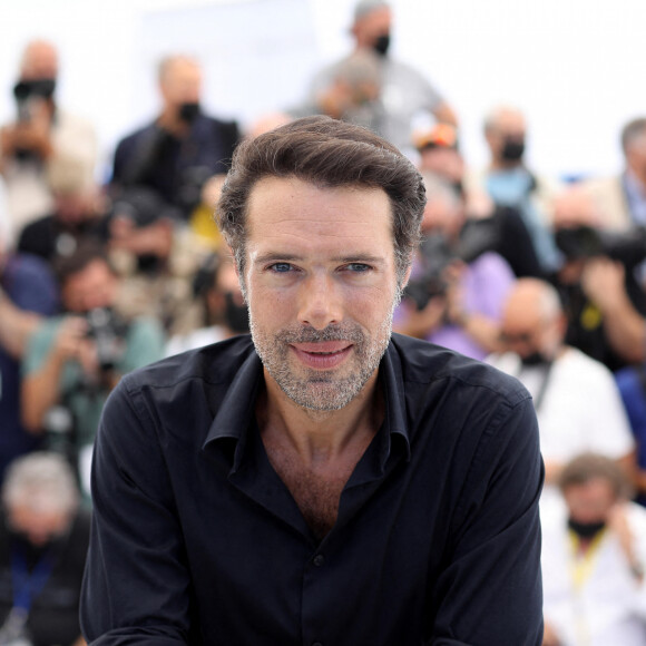 Le parquet de Paris a déclaré qu'il n'y "aura pas de communication sur les actes en cours d'enquête." Julia Minkowski, avocate de Nicolas Bedos, n'a quant à elle pas souhaité réagir. 
 
Nicolas Bedos (réalisateur) au photocall du film Oss 117 : Alerte Rouge En Afrique Noire lors du 74ème festival international du film de Cannes le 17 juillet 2021 © Borde / Jacovides / Moreau / Bestimage 