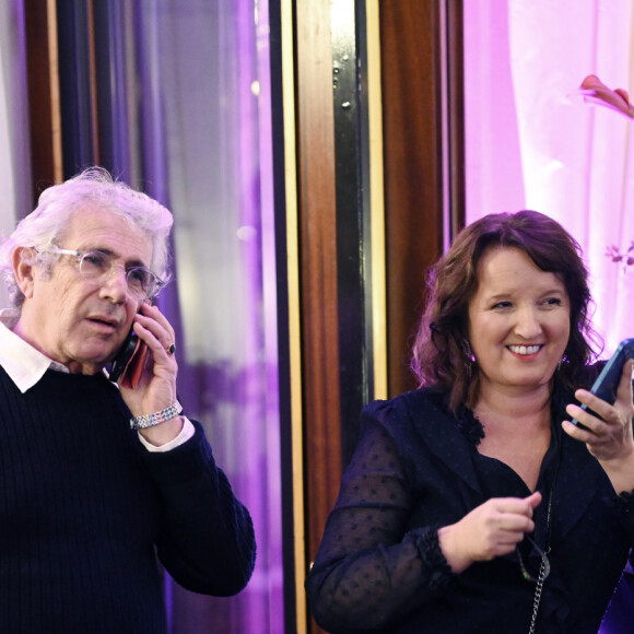 Exclusif - Michel Boujenah, Anne Roumanoff - Troisième édition du Gala de l'association Solidhair au profit de personnes atteintes du cancer et en difficultés financières au Fouquet's à Paris le 27 novembre 2023. Le Fouquet's Barrière, célèbre établissement parisien accueillait la soirée de Gala organisée par Carla Morri (Marraine de l'Association). Cette association est présidée et fondée par Sophie Bouxirot. L'association collecte, grâce aux particuliers et partenaires coiffeurs, des mèches de cheveux naturels de minimum 30 cm qui sont revendues à des perruquiers. Ainsi grâce à l'argent de ces ventes, SOLIDHAIR subventionne l'achat de prothèses capillaires aux personnes atteintes du cancer et en difficultés financières, afin de leur offrir un peu plus de dignité pendant la maladie. Pour pouvoir subventionner il bénéficie également de mécénat et de dons financiers. Par ailleurs, la vente aux enchère sous le Marteau de Maitre F. Magnin a rencontré un véritable succès, avec une ouverture aussi incroyable que magique avec l'artiste E.Black Painting qui se produit dans le monde entier, également grâce aux autres oeuvres généreusement offertes par N. Dassault épouse de feu son époux le grand photographe O. Dassault, R. Orlinski, l'artiste designer J. Perathoner, la peintre Camille Robin, l'artiste plasticien Stanislas Garaud, la peintre & designer Anne Mondy Fille de l'acteur P. Mondy, le peintre P. Erickartik, S. Soliveres peintre street art, et KAann peintre essayiste autodidacte, qui ont honoré la soirée de leur présence. © Rahid Bellak/Bestimage 
