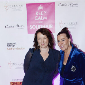 Exclusif - Anne Roumanoff, Carla Morri - Troisième édition du Gala de l'association Solidhair au profit de personnes atteintes du cancer et en difficultés financières au Fouquet's à Paris le 27 novembre 2023. Le Fouquet's Barrière, célèbre établissement parisien accueillait la soirée de Gala organisée par Carla Morri (Marraine de l'Association). Cette association est présidée et fondée par Sophie Bouxirot. L'association collecte, grâce aux particuliers et partenaires coiffeurs, des mèches de cheveux naturels de minimum 30 cm qui sont revendues à des perruquiers. Ainsi grâce à l'argent de ces ventes, SOLIDHAIR subventionne l'achat de prothèses capillaires aux personnes atteintes du cancer et en difficultés financières, afin de leur offrir un peu plus de dignité pendant la maladie. Pour pouvoir subventionner il bénéficie également de mécénat et de dons financiers. Par ailleurs, la vente aux enchère sous le Marteau de Maitre F. Magnin a rencontré un véritable succès, avec une ouverture aussi incroyable que magique avec l'artiste E.Black Painting qui se produit dans le monde entier, également grâce aux autres oeuvres généreusement offertes par N. Dassault épouse de feu son époux le grand photographe O. Dassault, R. Orlinski, l'artiste designer J. Perathoner, la peintre Camille Robin, l'artiste plasticien Stanislas Garaud, la peintre & designer Anne Mondy Fille de l'acteur P. Mondy, le peintre P. Erickartik, S. Soliveres peintre street art, et KAann peintre essayiste autodidacte, qui ont honoré la soirée de leur présence. © Rahid Bellak/Bestimage 