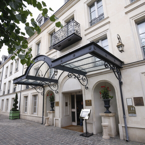 La chambre d'hôtel de Nabilla Benattia cambriolée pendant son mariage à Chantilly, dans la nuit du 6 au 7 juillet 2021. Outre les cadeaux de mariage, des effets personnels du couple ont également été dérobés. © Michael Baucher / Panoramic / Bestimage 