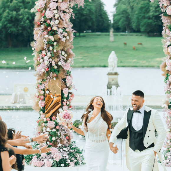 Exclusif - Mariage de Nabilla Benattia (robe de mariée créée par Jean-Paul Gaultier) et Thomas Vergara au château de Chantilly, France, le 5 juillet 2021. Le 26 novembre le documentaire composé de sept épisodes disponibles "Nabilla : Sans filtre" sortira sur Amazon Prime Video. Selon Amazon, il sera possible d'y voir "Nabilla se dévoiler comme jamais auparavant, en évoquant ses succès, ses combats, les étapes et obstacles qu'elle a surmontés ainsi que les moments décisifs de sa vie qui ont fait d'elle la femme qu'elle est aujourd'hui". Elle racontera notamment "comment elle est devenue une entrepreneuse à succès ainsi que l'une des influenceuses françaises les plus suivies avec 6,8 millions d'abonnés, tout en gérant sa vie de famille" et y partagera son mariage avec Thomas Vergara. © Benjamin Decoin/Bestimage 