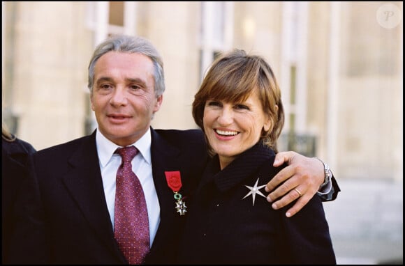 Anne-Marie Périer est bien moins habituée à déménager que son mari
Michel Sardou avec Anne-Marie Périer après avoir reçu la Légion d'Honneur à l'Élysée en 2001.