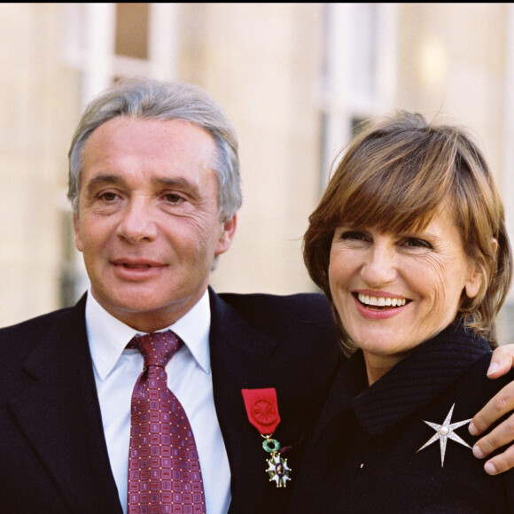Anne-Marie Périer est bien moins habituée à déménager que son mari
Michel Sardou avec Anne-Marie Périer après avoir reçu la Légion d'Honneur à l'Élysée en 2001.