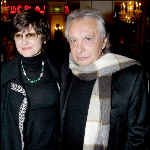 Le chanteur est habitué à changer régulièrement de lieu de résidence
Michel Sardou avec son épouse Anne-Marie Périer © Guillaume Gaffiot/Bestimage 