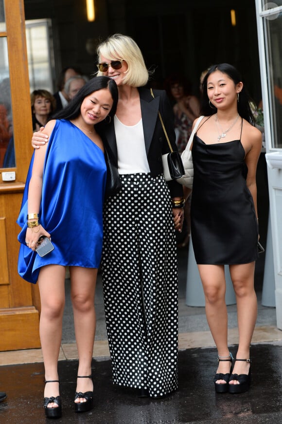 Laeticia Hallyday et ses filles Jade et Joy à leur arrivée au mariage de Claude Lelouch à la mairie du 18ème à Paris