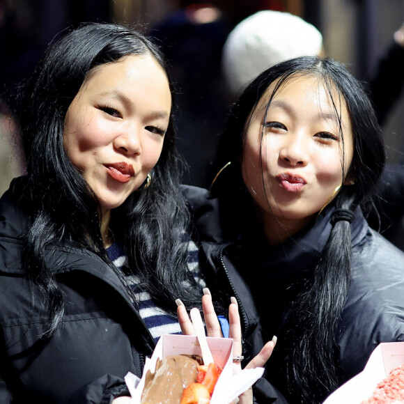 Elle a donc mis "du temps avant de l'aimer".
Exclusif - Jade et Joy sont allées rendre visite au Manneken-Pis qui a été rhabillé en hommage à Johnny Hallyday à Bruxelles. © Dominique Jacovides / Bestimage