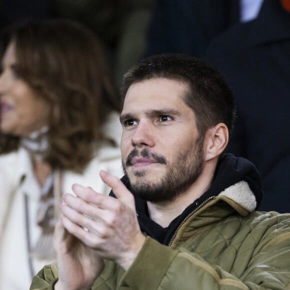 François Civil dans les tribunes lors du match de ligue des champions entre le PSG et l'AC Milan au Parc des Princes à Paris le 25 octobre 2023. © Cyril Moreau/Bestimage