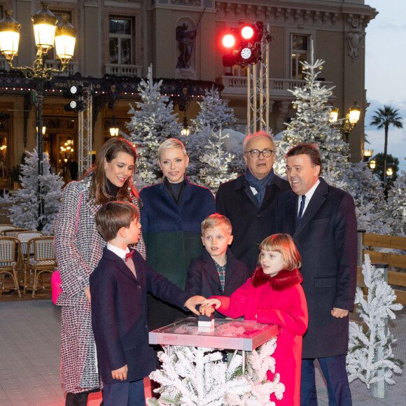 L'an dernier, Jacques et Gabriella avaient brillé avec leur petit cousin Raphaël Elmaleh
La princesse Charlene de Monaco, et ses enfants, le prince Jacques et la princesse Gabriella, Charlotte Casiraghi et son fils Raphaël, Jean-Luc Biamonti et Stéphane Valeri - Inauguration des illuminations de Noël du casino de Monte-Carlo à Monaco. Le 2 décembre 2022