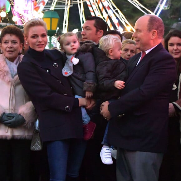 Pas d'inquiétude, ils sont victimes d'une maladie bénignes et incontournables en cette saison. Ils participeront à d'autres événements de la saison comme ils l'ont fait par le passé
Semi-exclusif - Le prince Albert II de Monaco, son épouse la princesse Charlene et leurs enfants le prince Jacques et la princesse Gabriella pendant l'inauguration du Village de Noël à Monaco le 3 décembre 2016. © Charly Gallo / Gouvernement Princier /Pool restreint Monaco/Bestimage