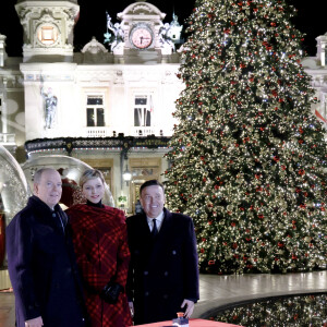 Le prince Albert II de Monaco, la princesse Charlène de Monaco et Stéphane Valeri, directeur général de la Monte-Carlo SBM lors de l'inauguration des illuminations de Noël sur la place du Casino de Monte-Carlo à Monaco, le 7 décembre 2023. © Claudia Albuquerque/Bestimage