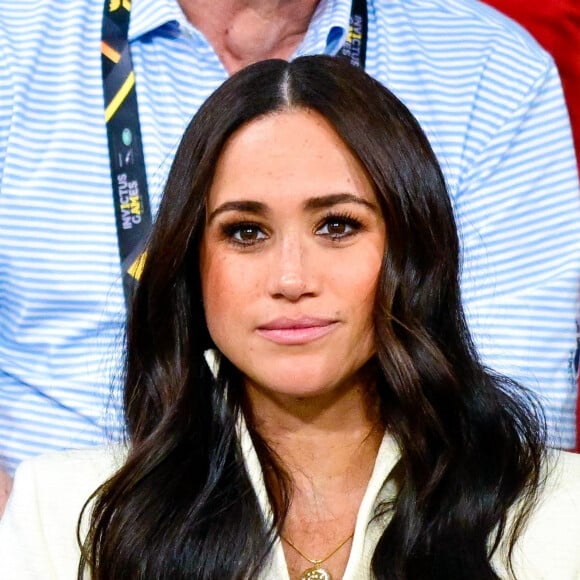Le prince Harry et Meghan Markle assistent à la finale d'athlétisme, au deuxième jour des Invictus Games 2020 à La Haye, le 17 avril 2022. 