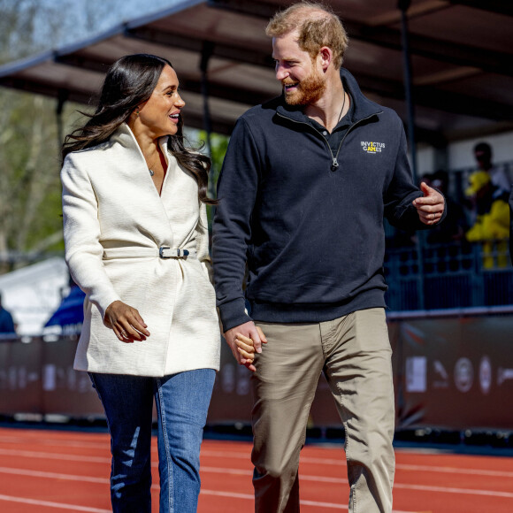 Le prince Harry et Meghan Markle assistent à la finale d'athlétisme, au deuxième jour des Invictus Games 2020 à La Haye, le 17 avril 2022. 