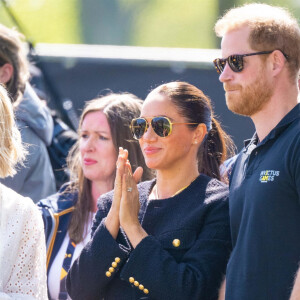 Le prince Harry et Meghan Markle lors du "Land Rover Challenge" au premier jour des Invictus Games 2020 à La Haye, le 16 avril 2022. 