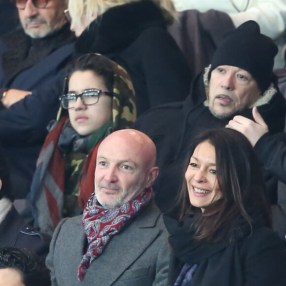 Frank Leboeuf et sa compagne Chrislaure Nollet (ex-femme de Fabrice Santoro), Pascal Obispo et son fils Sean - People au match des huitièmes de finale aller de la Ligue des champions, Psg - Chelsea au parc des Princes à Paris le 16 février 2016. © Cyril Moreau/Bestimage