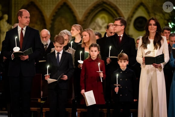 Et quelle jolie occasion, pour le peuple anglais, de voir comme les enfants de Buckingham Palace grandissent !
Le prince William de Galles, Kate Catherine Middleton, princesse de Galles et leurs enfants, le prince George, la princesse Charlotte et le prince Louis - Traditionnel concert de Noël "Together At Christmas" en l'abbaye de Westminster à Londres. Le 8 décembre 2023.