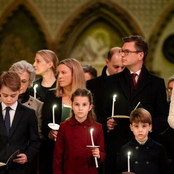 Et quelle jolie occasion, pour le peuple anglais, de voir comme les enfants de Buckingham Palace grandissent !
Le prince William de Galles, Kate Catherine Middleton, princesse de Galles et leurs enfants, le prince George, la princesse Charlotte et le prince Louis - Traditionnel concert de Noël "Together At Christmas" en l'abbaye de Westminster à Londres. Le 8 décembre 2023.