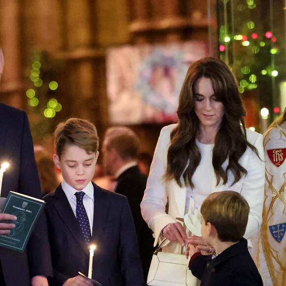 Le prince William, prince de Galles, et Catherine (Kate) Middleton, princesse de Galles, avec leurs enfants le prince George de Galles, et le prince Louis de Galles - Traditionnel concert de Noël "Together At Christmas" en l'abbaye de Westminster à Londres. Le 8 décembre 2023.