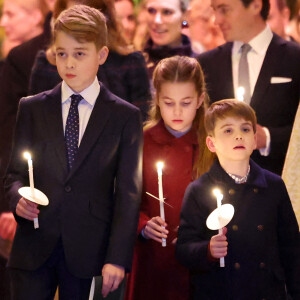 Quelle jolie occasion de se retrouver en famille, pour les membres de la couronne britannique.
Le prince George de Galles, la princesse Charlotte de Galles et Le prince Louis de Galles - Traditionnel concert de Noël "Together At Christmas" en l'abbaye de Westminster à Londres.