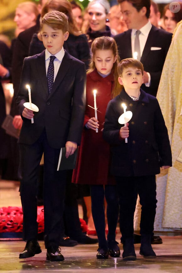 Quelle jolie occasion de se retrouver en famille, pour les membres de la couronne britannique.
Le prince George de Galles, la princesse Charlotte de Galles et Le prince Louis de Galles - Traditionnel concert de Noël "Together At Christmas" en l'abbaye de Westminster à Londres.