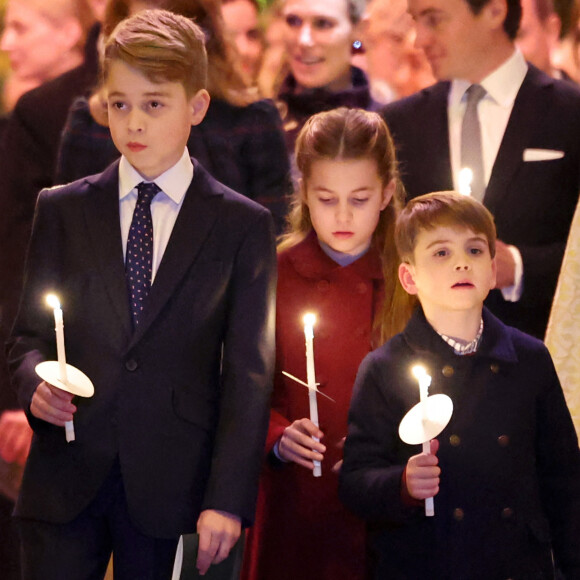 Quelle jolie occasion de se retrouver en famille, pour les membres de la couronne britannique.
Le prince George de Galles, la princesse Charlotte de Galles et Le prince Louis de Galles - Traditionnel concert de Noël "Together At Christmas" en l'abbaye de Westminster à Londres.