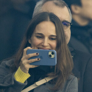 Elle a assisté au match opposant le PSG à Nantes
Natalie Portman, son fils Aleph - Les célébrités assistent au match de football PSG - Nantes (2 - 1) au Parc des Princes à Paris, le 9 décembre 2023. © Cyril Moreau / Bestimage 