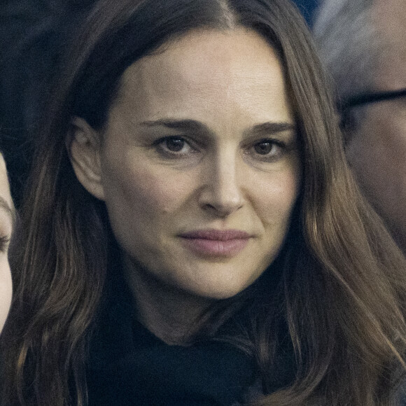 Natalie Portman - Les célébrités assistent au match de football PSG - Nantes (2 - 1) au Parc des Princes à Paris, le 9 décembre 2023. © Cyril Moreau / Bestimage 