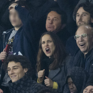 Natalie Portman son fils Aleph et son père Avner Hershlag - Les célébrités assistent au match de football PSG - Nantes (2 - 1) au Parc des Princes à Paris, le 9 décembre 2023. © Cyril Moreau / Bestimage 