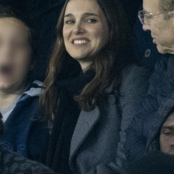 Natalie Portman son fils Aleph et son père Avner Hershlag - Les célébrités assistent au match de football PSG - Nantes (2 - 1) au Parc des Princes à Paris, le 9 décembre 2023. © Cyril Moreau / Bestimage 