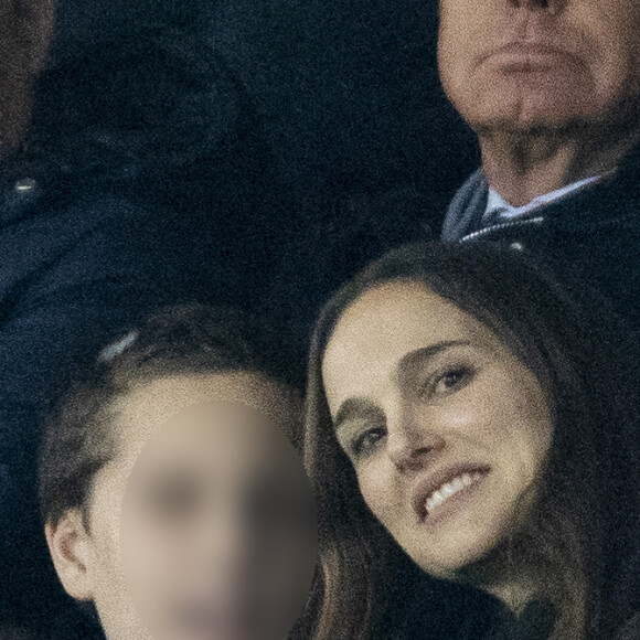 Natalie Portman son fils Aleph et son père Avner Hershlag - Les célébrités assistent au match de football PSG - Nantes (2 - 1) au Parc des Princes à Paris, le 9 décembre 2023. © Cyril Moreau / Bestimage 