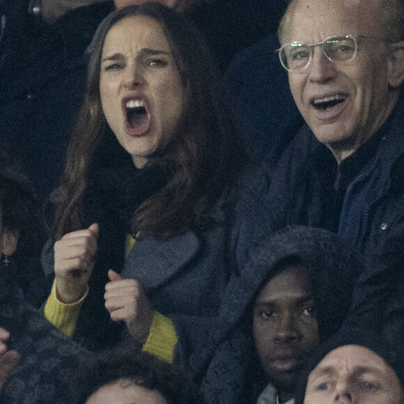 Natalie Portman et son père Avner Hershlag - Les célébrités assistent au match de football PSG - Nantes (2 - 1) au Parc des Princes à Paris, le 9 décembre 2023. © Cyril Moreau / Bestimage 