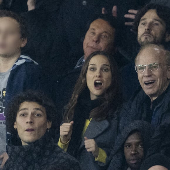 Natalie Portman son fils Aleph et son père Avner Hershlag - Les célébrités assistent au match de football PSG - Nantes (2 - 1) au Parc des Princes à Paris, le 9 décembre 2023. © Cyril Moreau / Bestimage 