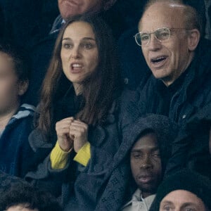 Natalie Portman son fils Aleph et son père Avner Hershlag - Les célébrités assistent au match de football PSG - Nantes (2 - 1) au Parc des Princes à Paris, le 9 décembre 2023. © Cyril Moreau / Bestimage 