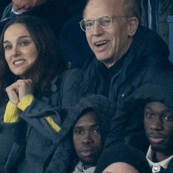 Natalie Portman a vibré hier soir mais son marie Benjamin Millepied n'a pas été vu, tout comme l'alliance de l'actrice... 
Natalie Portman son fils Aleph et son père Avner Hershlag - Les célébrités assistent au match de football PSG - Nantes (2 - 1) au Parc des Princes à Paris, le 9 décembre 2023. © Cyril Moreau / Bestimage 