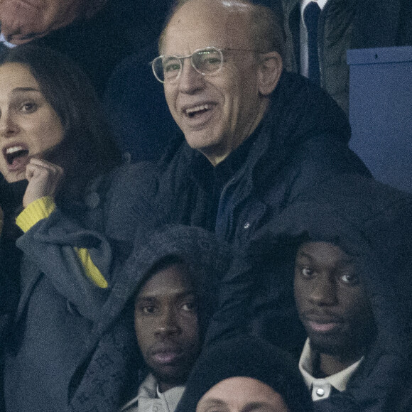 Natalie Portman son fils Aleph et son père Avner Hershlag - Les célébrités assistent au match de football PSG - Nantes (2 - 1) au Parc des Princes à Paris, le 9 décembre 2023. © Cyril Moreau / Bestimage 