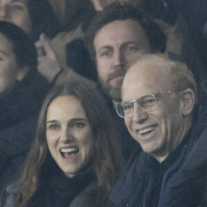 Un match comptant pour la 15e journée de Ligue 1
Natalie Portman et son père Avner Hershlag - Les célébrités assistent au match de football PSG - Nantes (2 - 1) au Parc des Princes à Paris, le 9 décembre 2023. © Cyril Moreau / Bestimage 